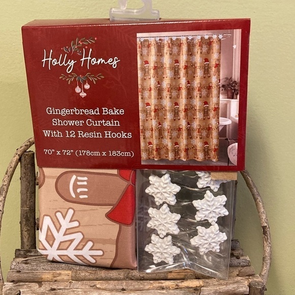 NEW!  HOLLY HOMES CHRISTMAS GINGERBREAD SHOWER CURTAIN W/ RESIN SNOWFLAKE HOOKS - Picture 1 of 10